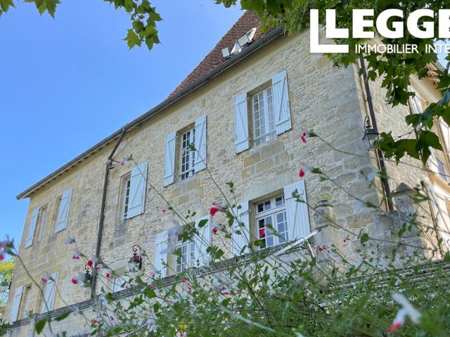 CHATEAU EXCEPTIONNEL 370 m² avec vue magnifique sur le fleuve. Proche Saint Emilion et Bordeaux !