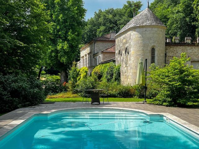 Château entièrement restauré sur 5 hectares de terrain dont. 875m² Agen
