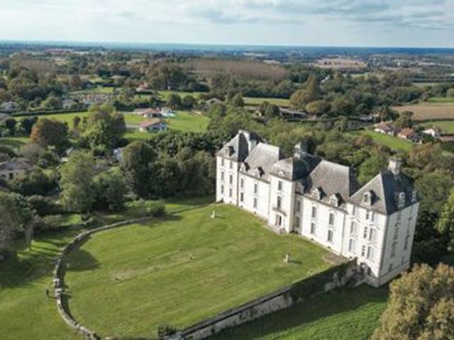 Château féodal au coeur des Landes sur 3,5 hectare