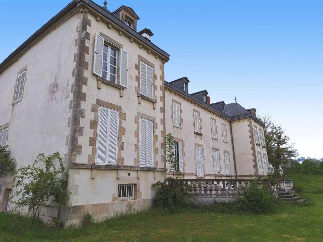 Château Historique à Moulins Engilbert