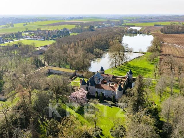 Château Historique Du Xvi? Siècle 45 Hectares À 50 Minutes D 1200m² La Rochelle
