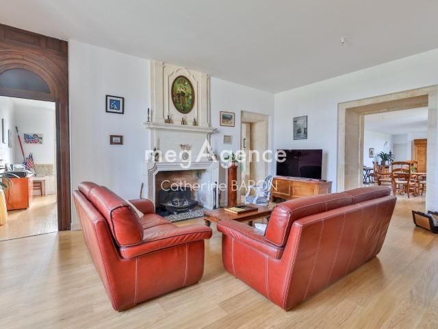 Chateau Le Douhet Appartements communicants 5 chambres P. 220m² Le Douhet