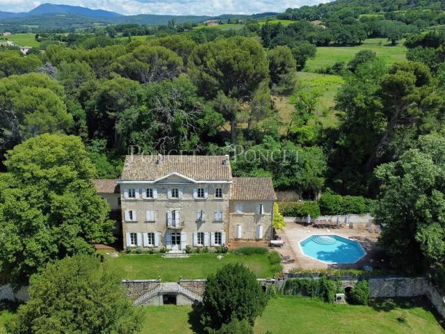 Château rénové dans la Drôme Provençale sur 1,6 ha 626m² Suze la Rousse