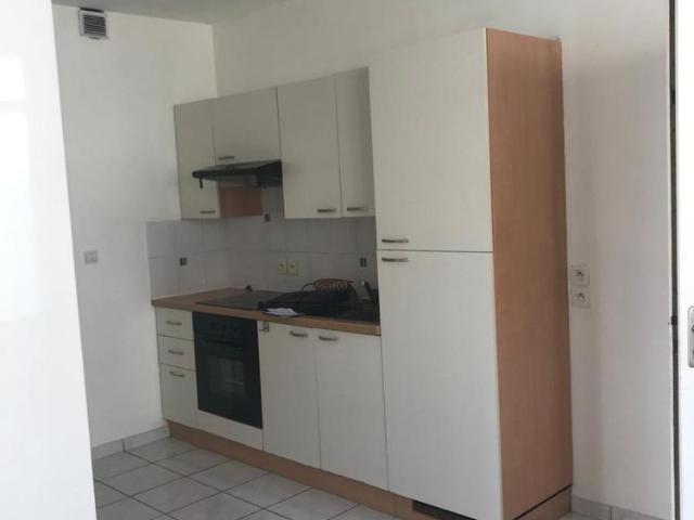 CHATEAU RENAULT Centre, à côté de l'église Appartement T3 en rez de chaussée