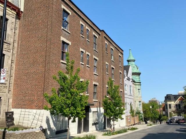 Chateau St Andre Studio Apartment for Rent at 3431 3429 3431 Rue St Andre, Montréal, QC H2L 3V4 Parc La Fontaine