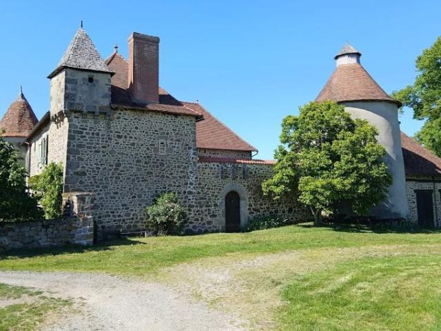 Château XVI° avec dépendances, parc, pairies et bois sur 6ha 41a 83ca