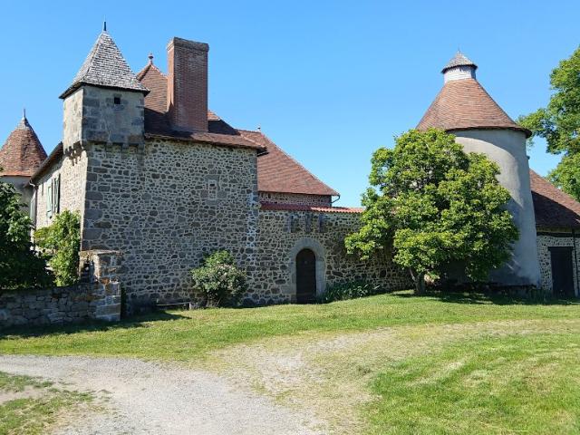 Château XVIo avec dépendances, parc, pairies et bois sur 6ha. 250m² Guéret
