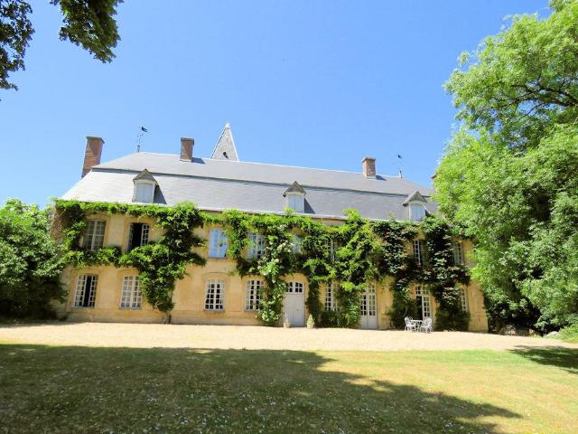 Château XVIIIo sur 3,9ha de parc, possibilité 107ha de terre. 550m² Cérilly