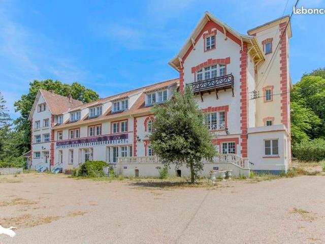 Château 18 pièces 2 100 m²