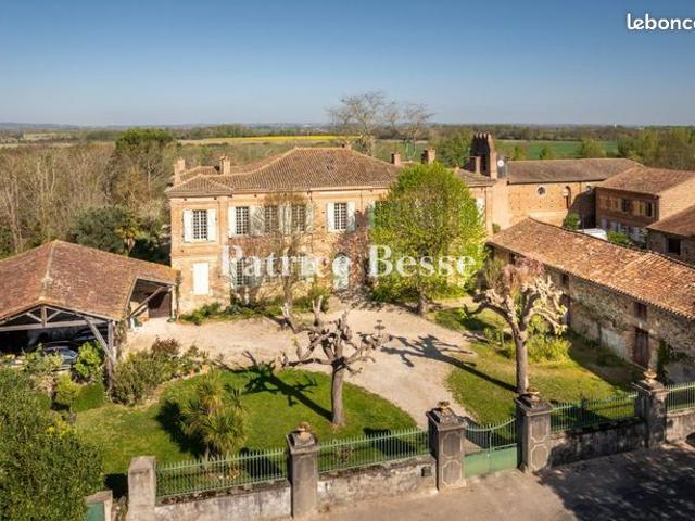 Château 20 pièces 1 000 m²
