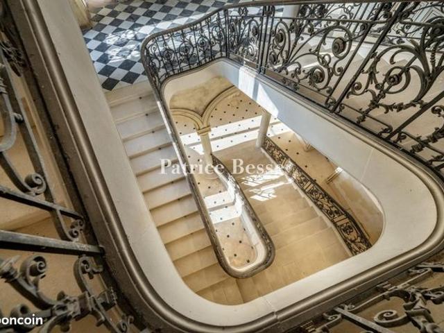 Château 20 pièces 2 400 m²