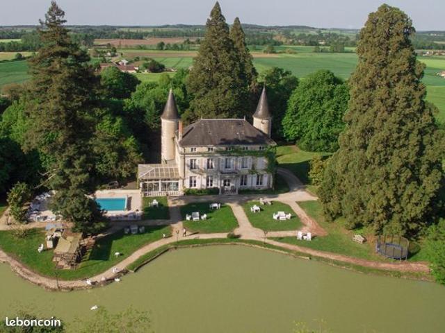 Chateau 30 pièces 1500 m²