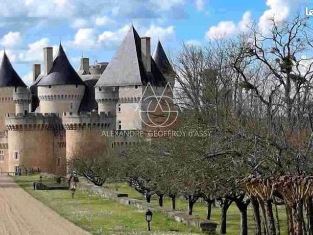 Château 40 pièces 2 200 m²