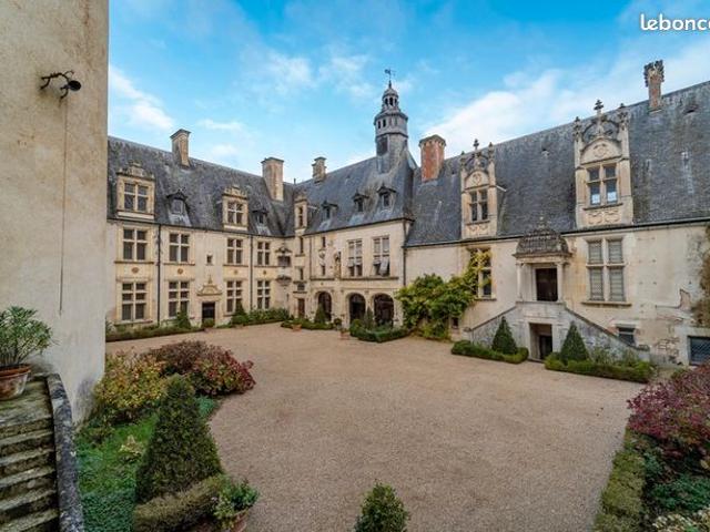 Château 43 pièces 1 400 m²