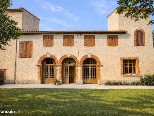 Château 6 pièces 220 m²