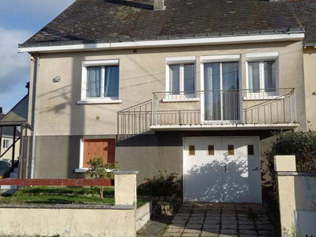 CHATEAUBRIANT: Maison élevée sur sous sol 2 chambres