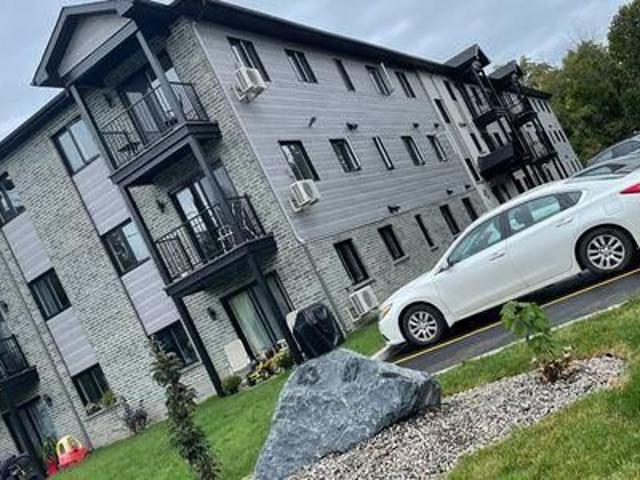 CHÂTEAUGUAY 4 1/2 situé au 3e étage face à la forêt, disponible maintenant