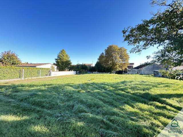 CHATEAUNEUF CENTRE, TERRAIN A BATIR DE 967m2 A VIABILISER
