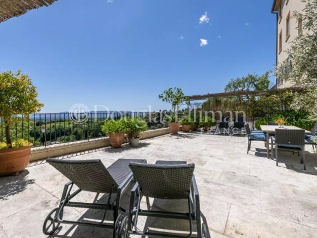 CHATEAUNEUF DE GRASSE Appartement avec vue mer et une vaste terrasse