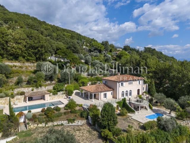 CHATEAUNEUF DE GRASSE Large Villa avec une vue panoramique et deux piscines
