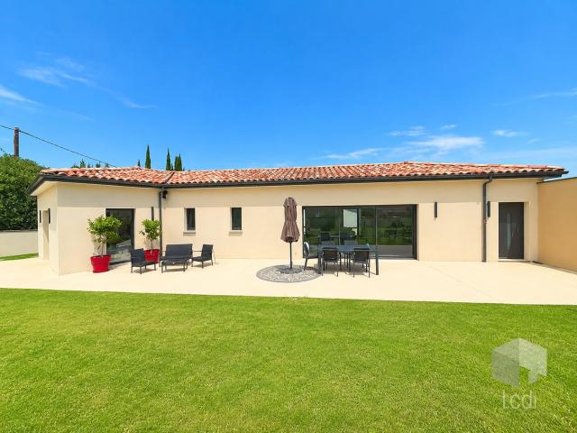 CHATEAUNEUF DU RHONE, maison de plain pied de 137 m2