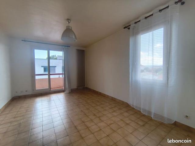Chateauvert Appartement T3 avec Terrasse et Parking privé