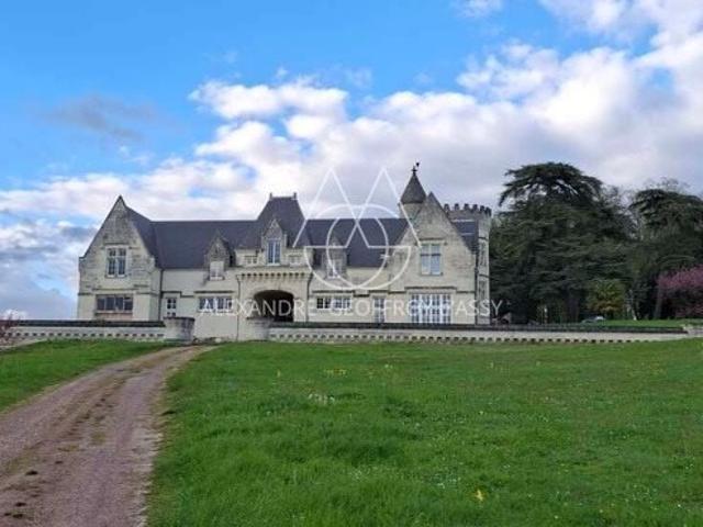 Château/Vignoble d’appelation “Saumur” rénové. Idéal pour ma. 1200m² Chinon