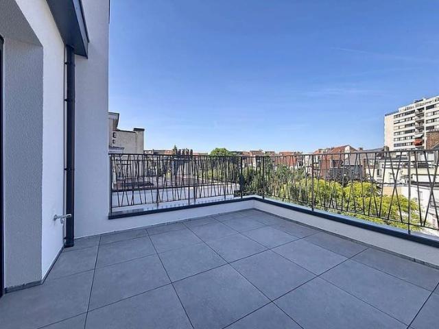 Châtelain Triplex Penthouse – 3 bedrooms + office – Terrace