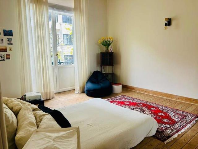 CHATELAIN/BASCULE: Studio of character no separate bedroom