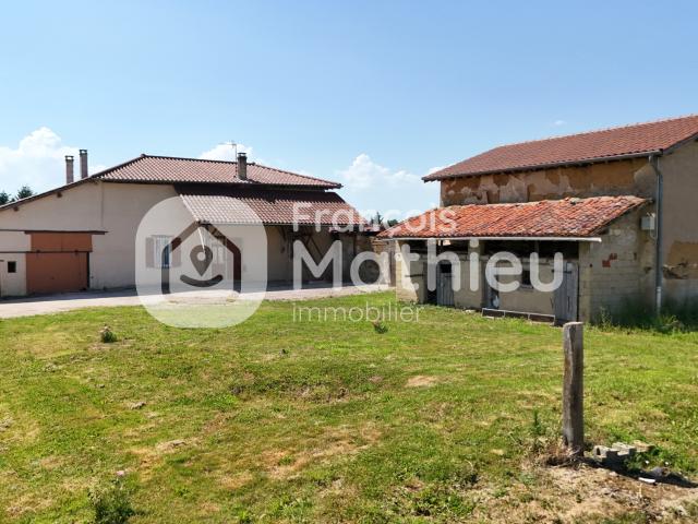 Châtillon sur Chalaronne Maison avec dépendances à rénover sur 1 379 m2 de terrain