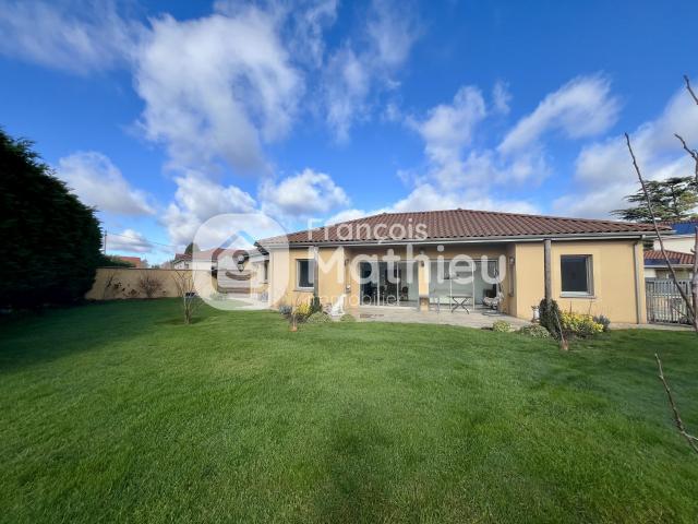 Chatillon sur Chalaronne Maison de plain plain pied d'une surface de 115 m2 avec grand garage