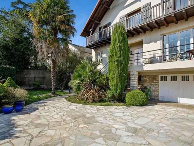 CHATOU BAS 15 MN RER MAISON FAMILIALE DE 212 m2 5 CHAMBRES TERRAIN 809 M²