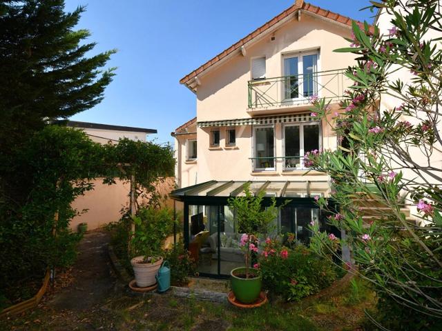 CHATOU MAISON DE 148 M² TERRAIN 558 M² PROCHE COMMERCES E