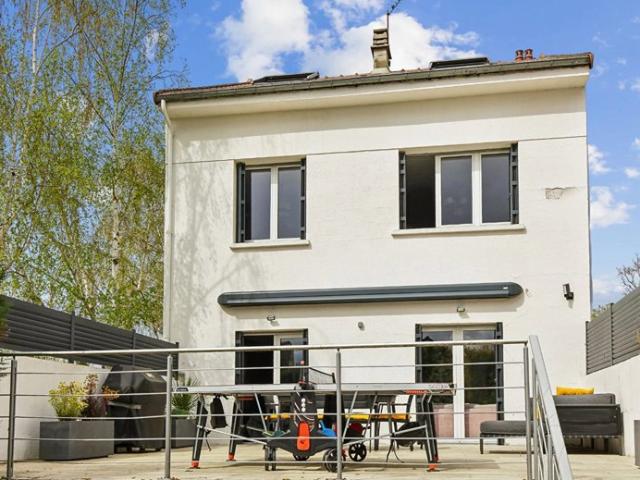 CHATOU MAISON DE 178 M² 6 CHAMBRES SOUS SOL TOTAL TERRAIN 322 M² PROCHE ECOLES ET COMMERCES