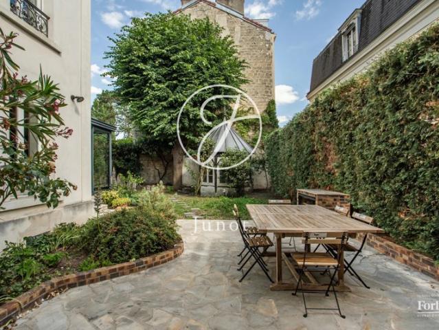 Chatou PLACE MAURICE BERTEAUX / CENTRE VILLE Maison familiale meublée à louer 6 pièces – 193,95m² – 5 chambres – Jardin – 2 terrasses