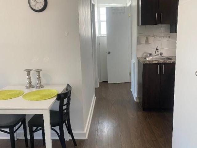 Chauffage, eau chaude, semi meublé + wifi inclus Appartement a louer granby