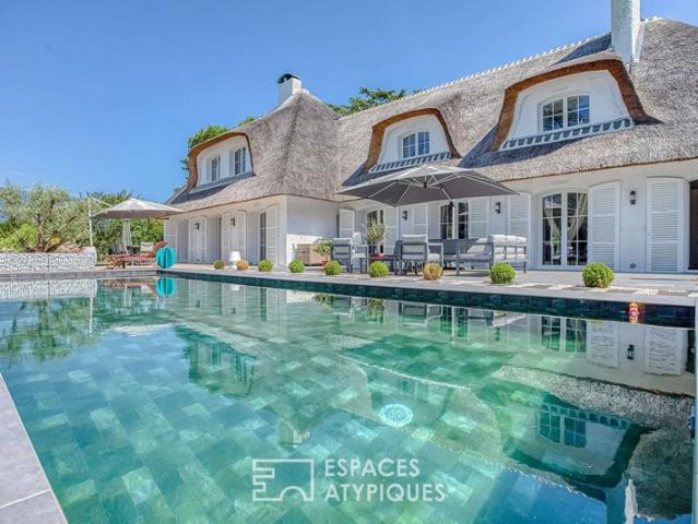 Chaumière contemporaine avec piscine