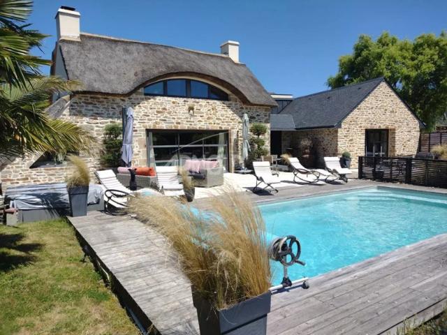 Chaumière de prestige entre golf et mer