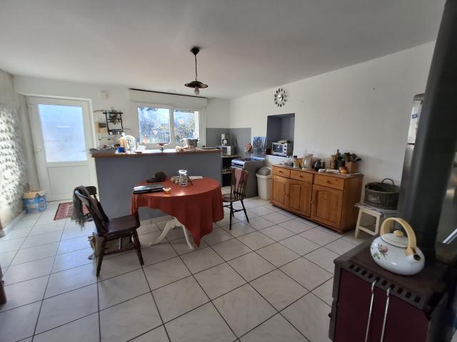 Chabeuil en campagne vaste maison ancienne avec hangar sur 3266m2 de terrain clôturé