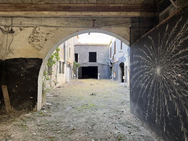 Chai en coeur de ville, 800 m², toutes activités, situé deva. 0m² Sète