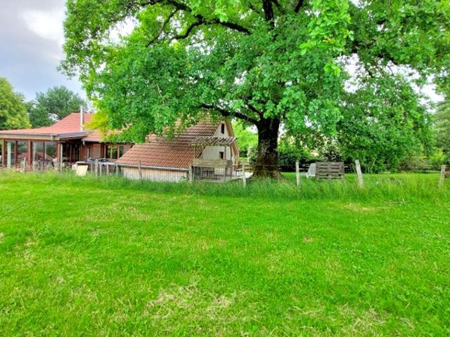 Chalet 7 pièces 100 m2 sur terrain arboré de 948m2, vue sur prairies