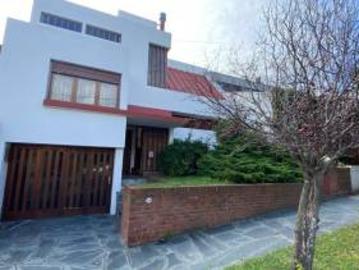 Chalet 6 ambientes de categoría en Barrio Divino Rostro