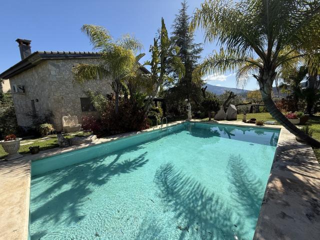 Chalet, Coin