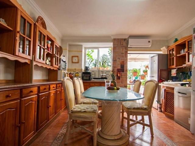Chalet, Coin
