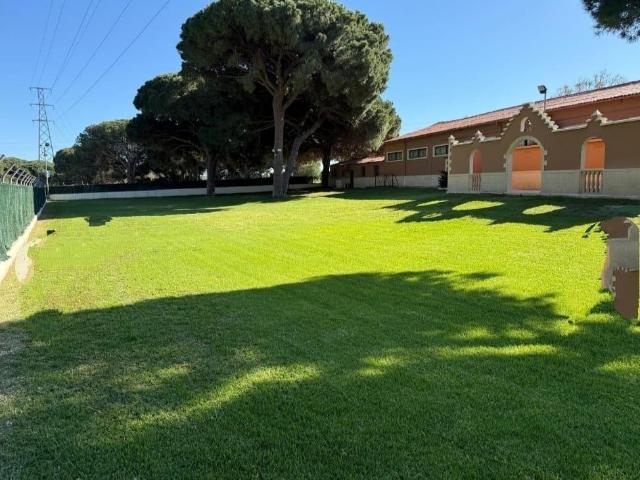 Chalet con nave y gran salón de celebraciones