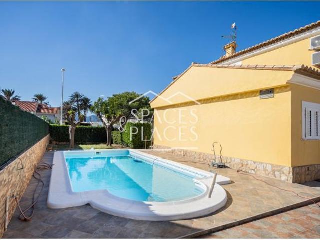 Chalet con cinco dormitorios y piscina frente el mar en Cullera