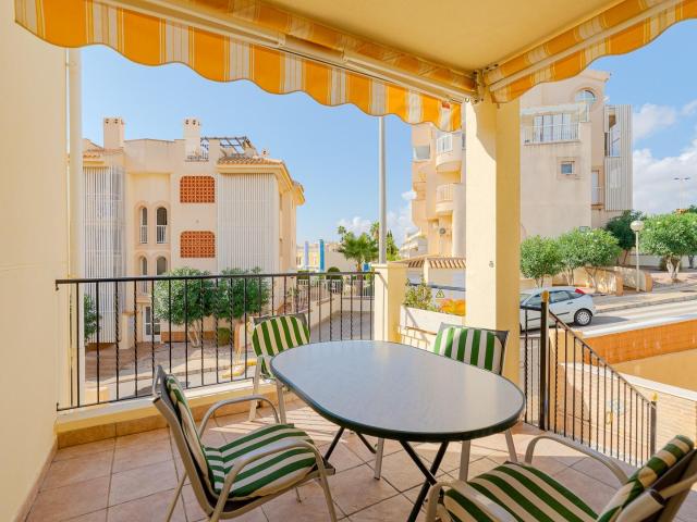 Chalet con dos viviendas independientes, 4 dormitorios, con piscina privada, en Orihuela Costa