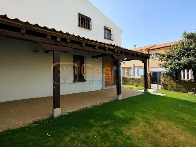 CHALET con ENCANTO a REFORMAR PARCIALMENTE en TORRECABALLEROS Segovia con TRES HABITACIONES, BONITO PORCHE y JARDÍN