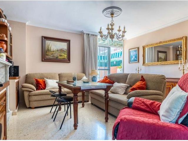 Chalet con encanto en Parque Este: Amplio patio, garaje directo y zonas comunes