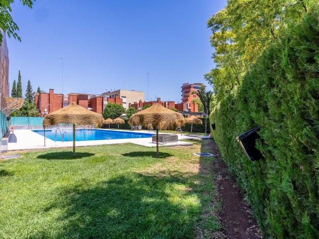 Chalet con encanto en Parque Este: Amplio patio, garaje directo y zonas comunes